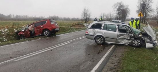 PODKARPACIE: Zderzenie dwóch samochodów. Cztery osoby w szpitalu (FOTO)