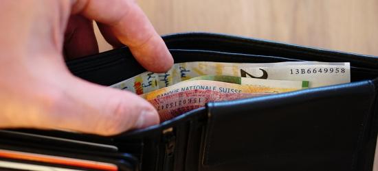 Ukradł portfel, ale zabrał tylko drobne. Nie zauważył koperty z dużą gotówką