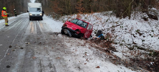 REGION. 83-letni kierowca fiata stracił panowanie nad pojazdem. Prowadził bez uprawnień (ZDJĘCIA)