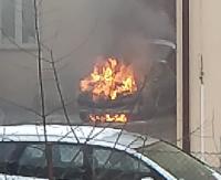 Pożar samochodu w centrum Sanoka. Ogień zniszczył komorę silnika (ZDJĘCIA)