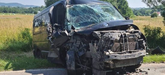 Niebezpieczne zdarzenie z udziałem busa i ciągnika (ZDJĘCIE)