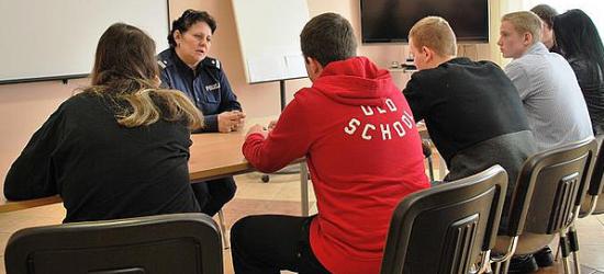 Policjanci przychodzą z pomocą młodzieży (ZDJĘCIA)