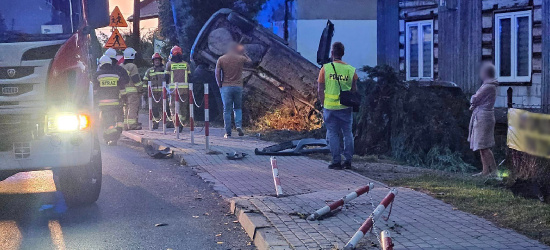 ZARSZYN. Samochód ściął słupki i wylądował na boku! (ZDJĘCIA)