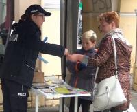 Pomagali pieszym oraz wręczali przydatne upominki. Policyjna akcja „Bezpieczna droga do szkoły” (FILM)