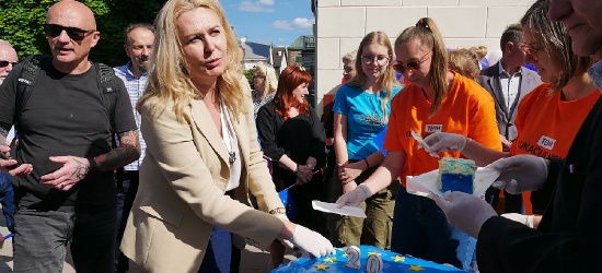 Dzień Europy na sanockim Rynku. Europoseł częstowała tortem (VIDEO, FOTO)