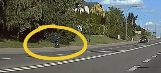 Pędząca hulajnoga na Dąbrówce. Nagranie kierowcy samochodu (VIDEO)