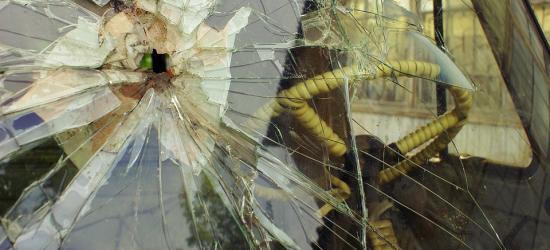 Walił pięścią w szybę samochodu, posypało się szkło. Wewnątrz była kobieta