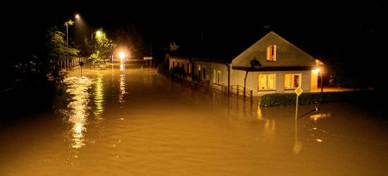 Ewakuowano kolejne osoby. 6500 mieszkańców bez prądu (ZDJĘCIA)