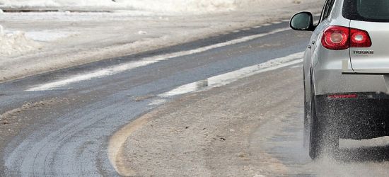 BIESZCZADY: Przemoczony i wyziębiony mężczyzna leżał na poboczu drogi