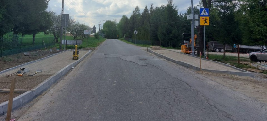 W Tyrawie Wołoskiej powstaje chodnik i przejście dla pieszych