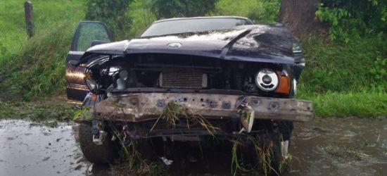 28-latek jechał zbyt szybko. BMW wylądowało w rowie (FOTO)