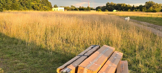 Nielegalne odpady na „lotnisku” w Sanoku? Ktoś porzucił świetlówki tuż nad Sanem (ZDJĘCIA)