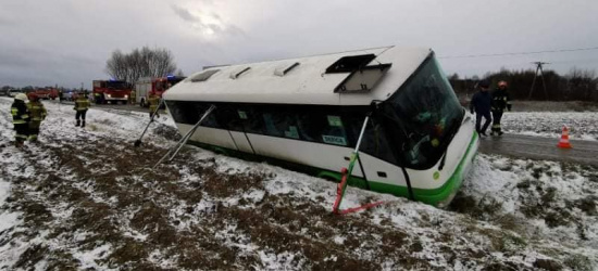 REGION: Autobus w rowie! 13 osób w w środku (FOTO)