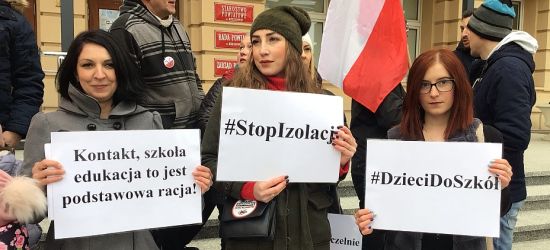 Protest rodziców i dzieci w Rzeszowie! Interweniowała Policja! (VIDEO)