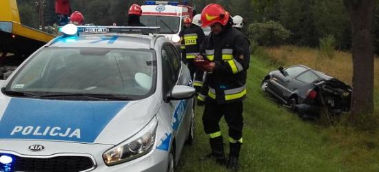 Śmiertelny wypadek w Pobiednie. Kierowca audi zjechał z drogi i uderzył w drzewo