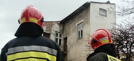 Blacha zerwana silnym podmuchem wiatru (FOTO)