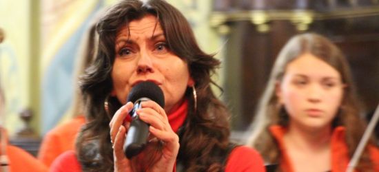 „Biały Krzyż” w wykonaniu Moniki Brewczak (VIDEO)