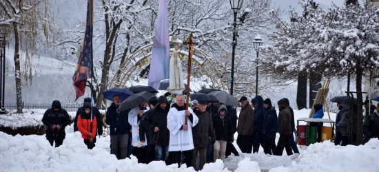 SANOK: Świadectwo wiary. Mężczyźni z różańcem na ulicach miasta (VIDEO, ZDJĘCIA)