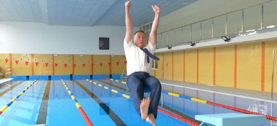Burmistrz wskoczył do wody. Basen zamknięty (VIDEO)