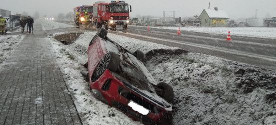 Fatalne warunki na drogach o poranku. Dachowanie w Besku (ZDJĘCIA)