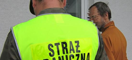 Podawał się za mnicha buddyjskiego. W rzeczywistości był poszukiwany listem gończym