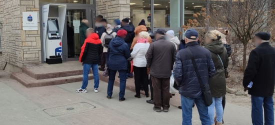 SANOK. Coraz większe kolejki przed bankomatami i bankami (ZDJĘCIA)