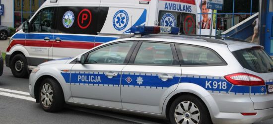 Zderzenie ciężarówki z osobowym, dachowanie w rowie i poszukiwania