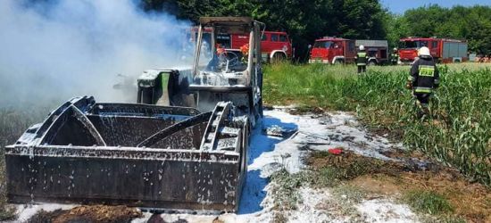 ZARSZYN. Pożar maszyny rolniczej. Upał i walka strażaków z ogniem (ZDJĘCIA)