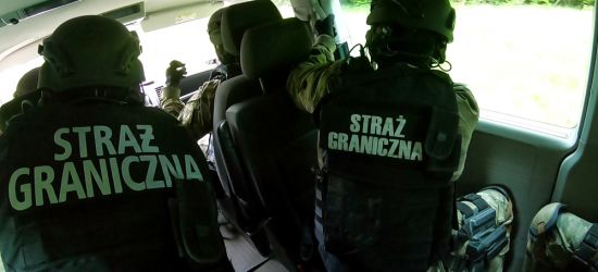 Przerzucał migrantów przez kanał La Manche. Wpadł na granicy