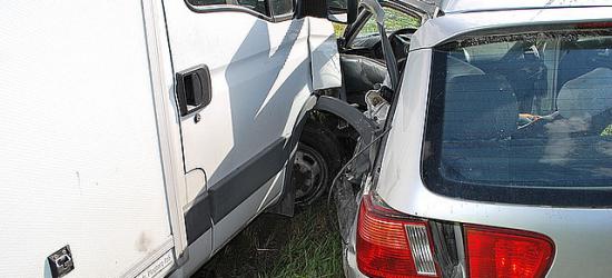Jeden wyprzedzał, drugi skręcał w lewo. Ranny przetransportowany śmigłowcem