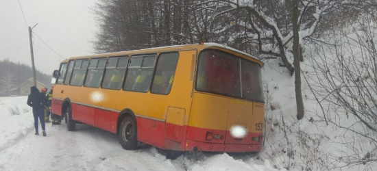 REGION. Autobus z dziećmi w przydrożnym rowie. W pojeździe 41 osób! (ZDJĘCIA)