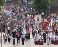 PROCESJA BOŻEGO CIAŁA: Kolorowe kwiaty, dzwonki i śpiew. Tłumy wiernych przeszło ulicami Sanoka (FILM)