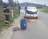 Samochodem uderzył w krowę, zwierzę wbiegło na ulicę. Pasażerka z osobówki trafiła do szpitala (ZDJĘCIA)