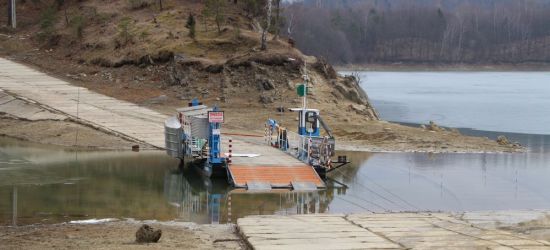 Niski stan wody w Jeziorze Solińskim. Na wyspę Energetyk można było przejechać po płytach (ZDJĘCIA)