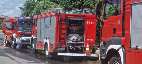 Pożar przy ul. Traugutta w Sanoku. Interweniowało pięć zastępów straży pożarnej (VIDEO, ZDJĘCIA)