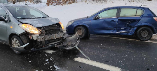 Zderzenie dwóch samochodów osobowych na skrzyżowaniu w Załużu (FOTO)