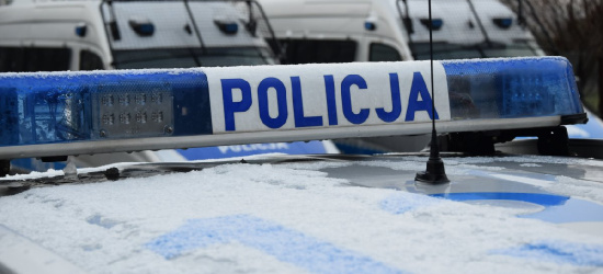 PODKARPACIE. Policjanci pomogli mężczyźnie narażonemu na wychłodzenie. Próbował złapać „stopa”