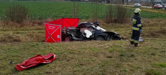 REGION: Osobówką wjechał prosto pod pociąg. Nie żyją dwie osoby (ZDJĘCIA)