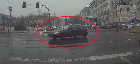SANOK. Niebezpiecznie na skrzyżowaniu. Wjechał na czerwonym świetle? (VIDEO)