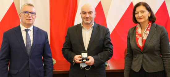 Srebrna moneta za walkę z COVID-19 dla sanockiego szpitala (ZDJĘCIA)