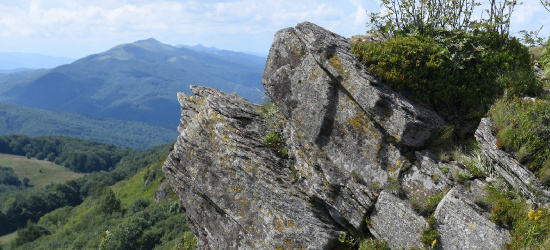 BIESZCZADY: Równoległy układ pasm górskich, poprzedzielanych głębokimi dolinami potoków