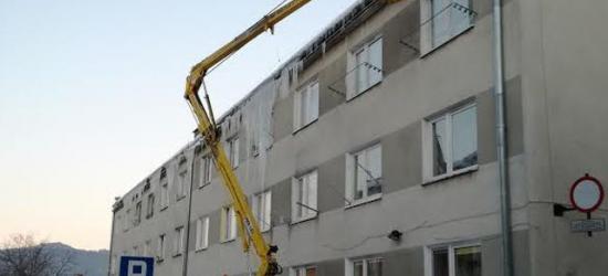 Samochód dachował. Kierowca i pasażerka w szpitalu (ZDJĘCIA)