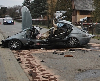 AKTUALIZACJA: BMW uderzyło w budynek. Jedna osoba nie żyje (ZDJĘCIA)