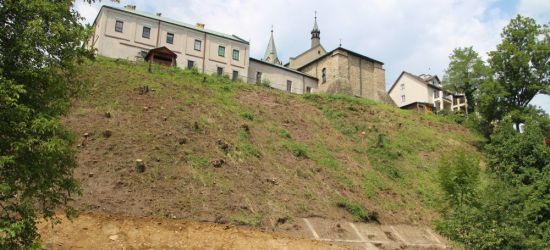 Wzmacniają skarpę pod klasztorem oo. Franciszkanów. Zobacz aktualne ZDJĘCIA
