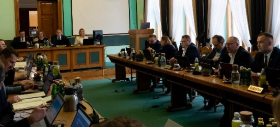 Kłótnie, krzyki i “dolewanie oliwy do ognia” czyli kolejna “zwyczajna” sesja w mieście