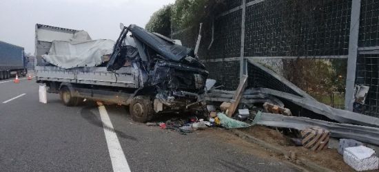 Groźny wypadek na autostradzie. Kierowca ciężarówki w szpitalu (ZDJĘCIA)