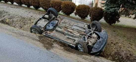 Kierowca toyoty stracił panowanie nad pojazdem i dachował w przydrożnym rowie (ZDJĘCIA)