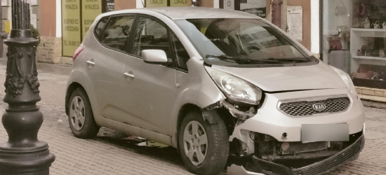 Niecodzienne zdarzenie w centrum Sanoka. Kobieta wjechała w pomnik Szwejka