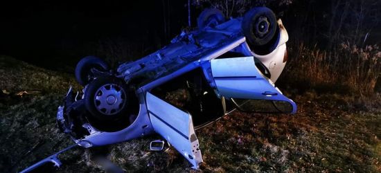 WYPADEK! Samochód dachował i wpadł do wody. Kierowca mógł utonąć! (ZDJĘCIA Z DRONA)