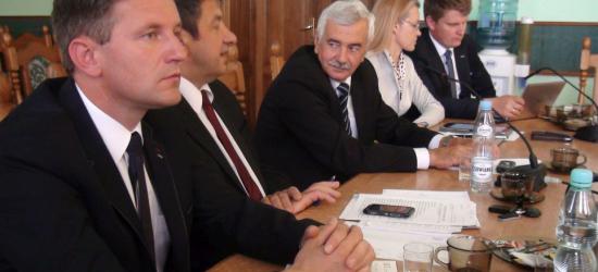DECYZJA W SPRAWIE UCHODŹCÓW: Kulisy głosowania podczas posiedzenia zarządu